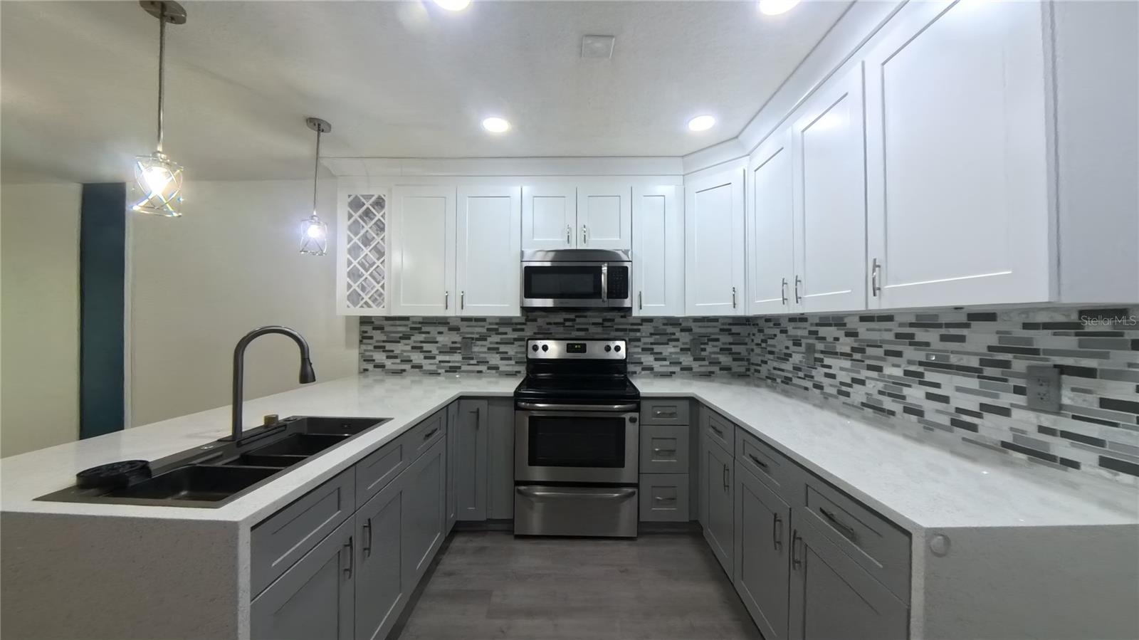 Image 7 of 18 For 215 Glowing Peace Lane 86