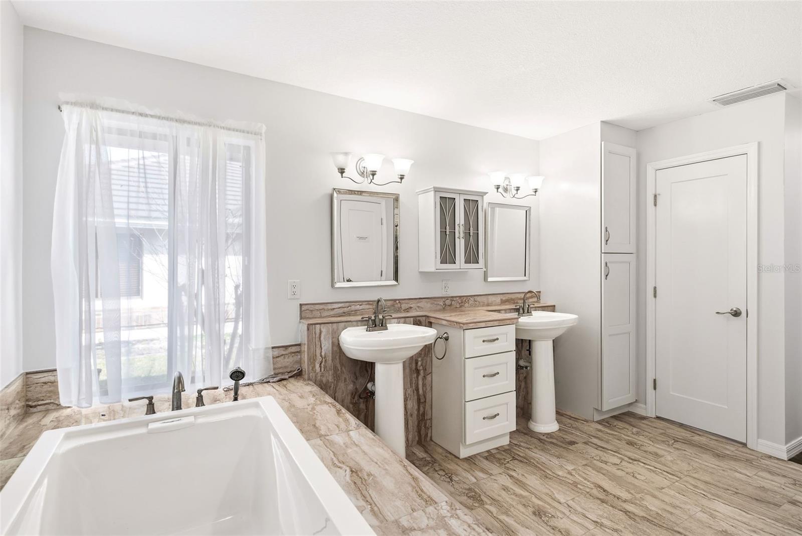 Image 27 of 48 For 365 Spaulding Cove