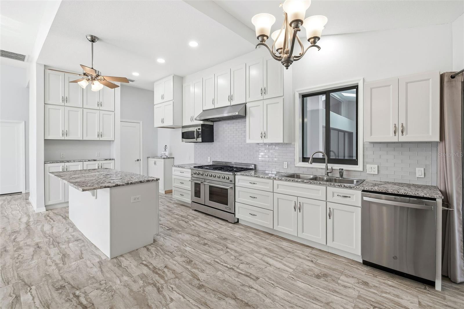 Image 9 of 48 For 365 Spaulding Cove