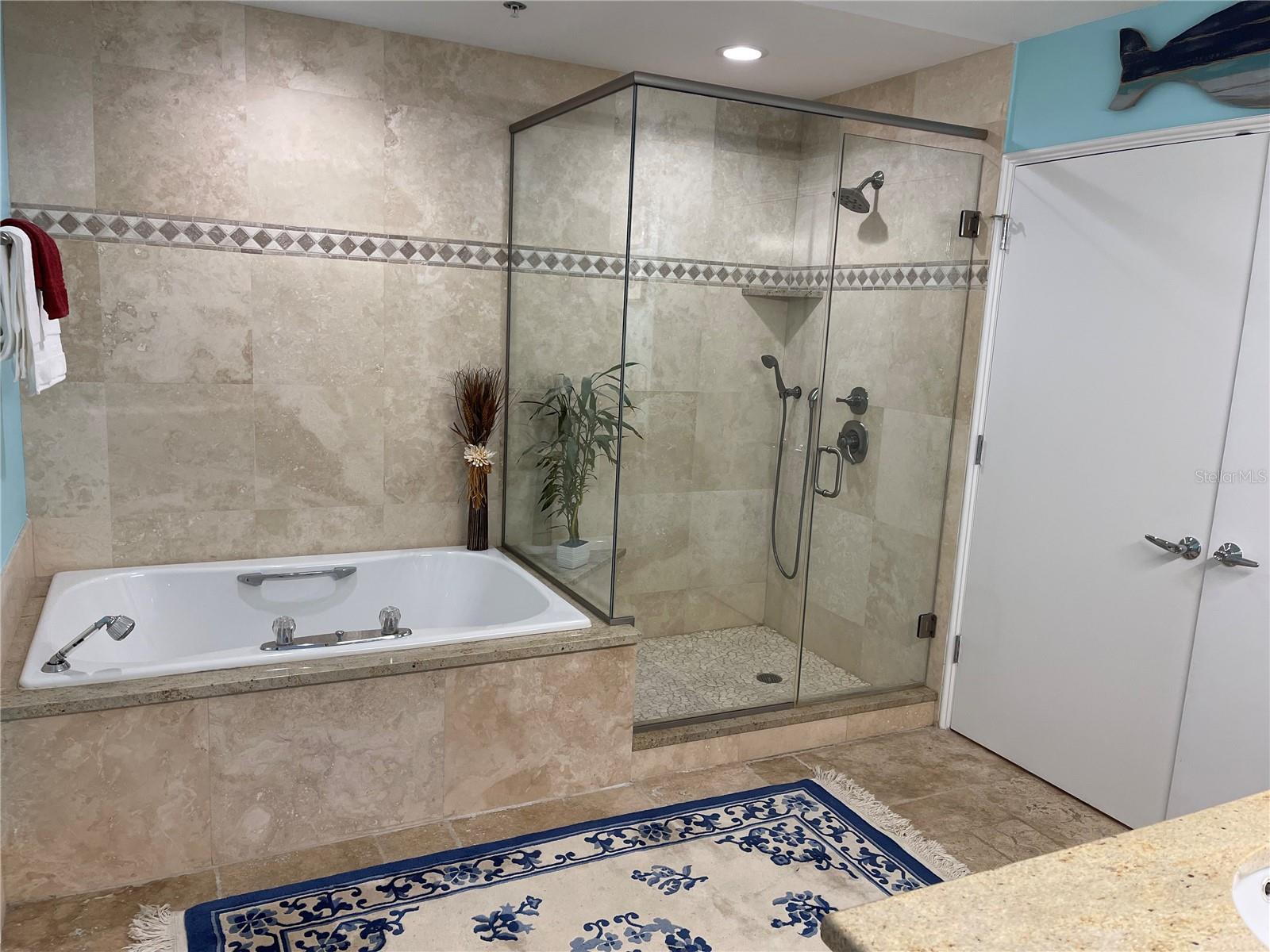 Listing photo id 18 for 3060 Grand Bay Boulevard 174