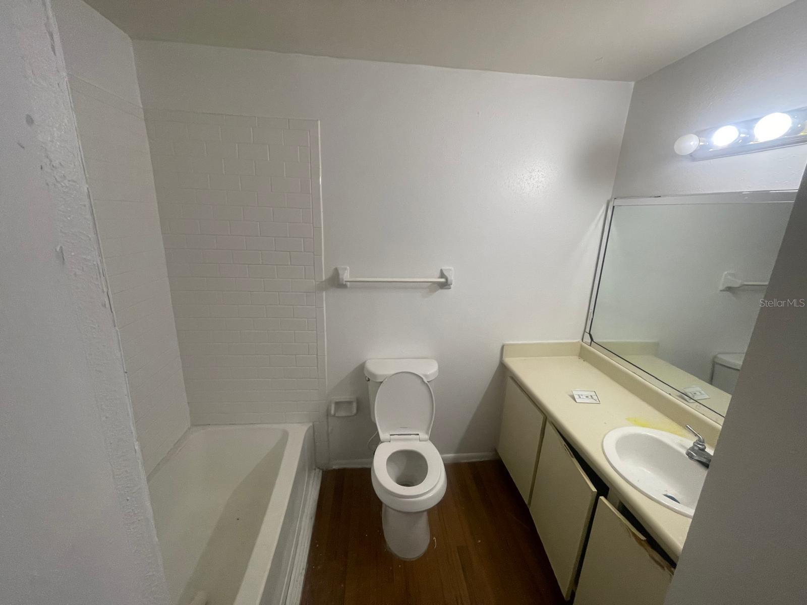 Image 16 of 24 For 646 Kenwick Circle 205