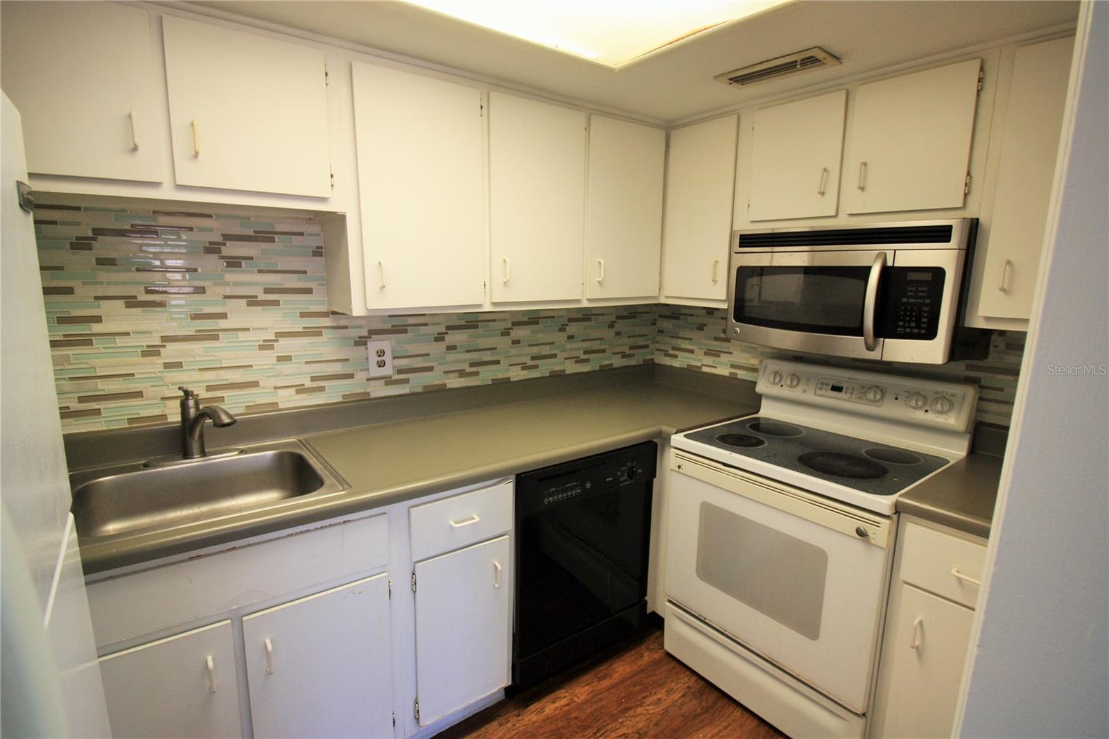 Image 13 of 22 For 555 Flemming Way 207