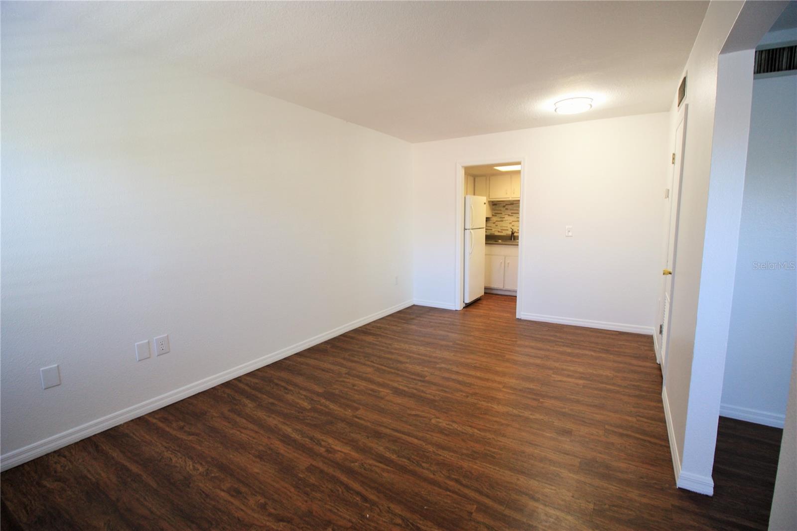 Image 19 of 22 For 555 Flemming Way 207