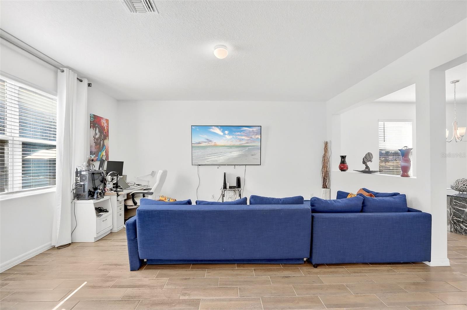 Listing photo id 8 for 1985 Burgundy Drive