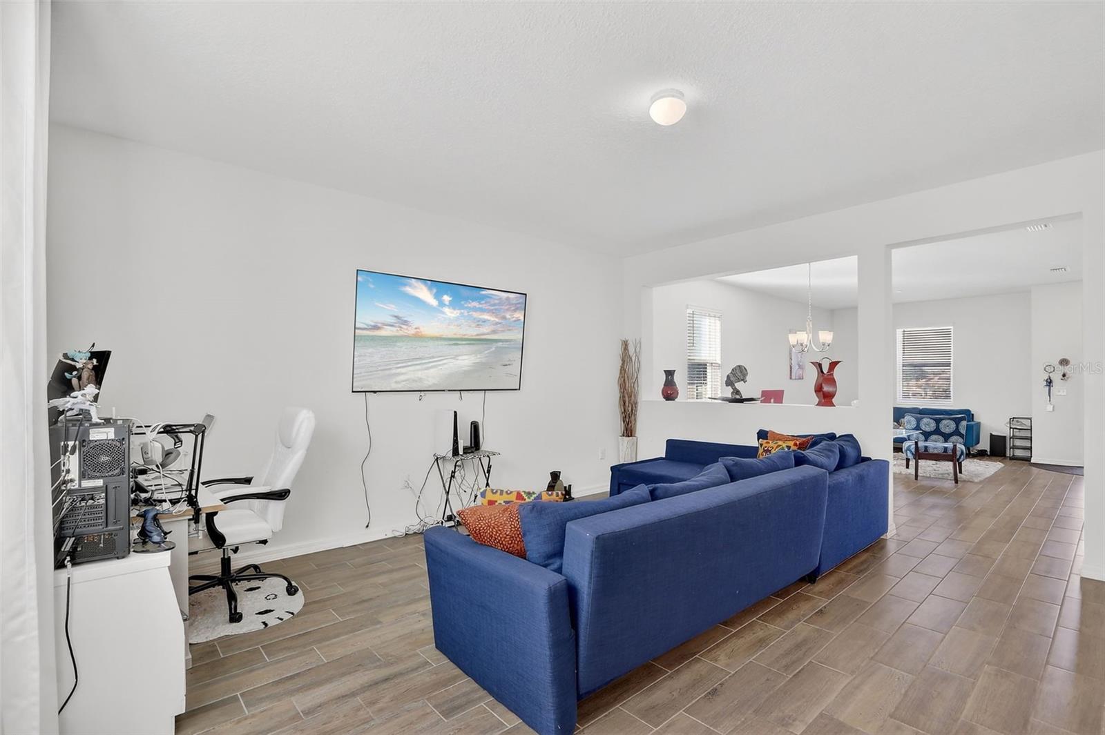 Listing photo id 9 for 1985 Burgundy Drive