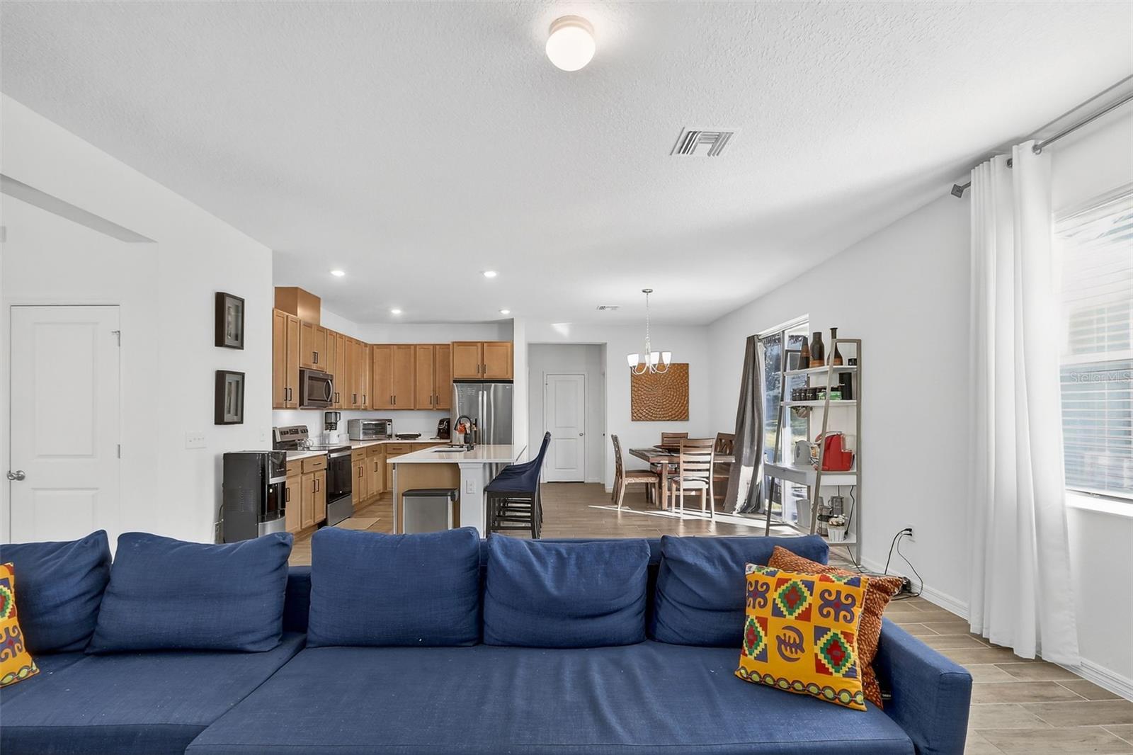 Listing photo id 10 for 1985 Burgundy Drive