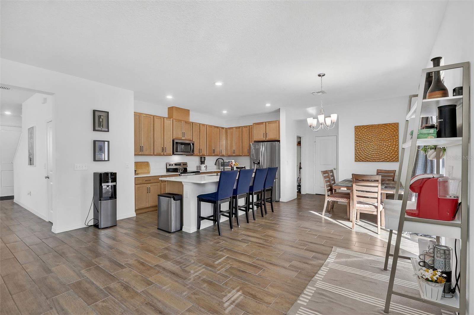 Listing photo id 11 for 1985 Burgundy Drive