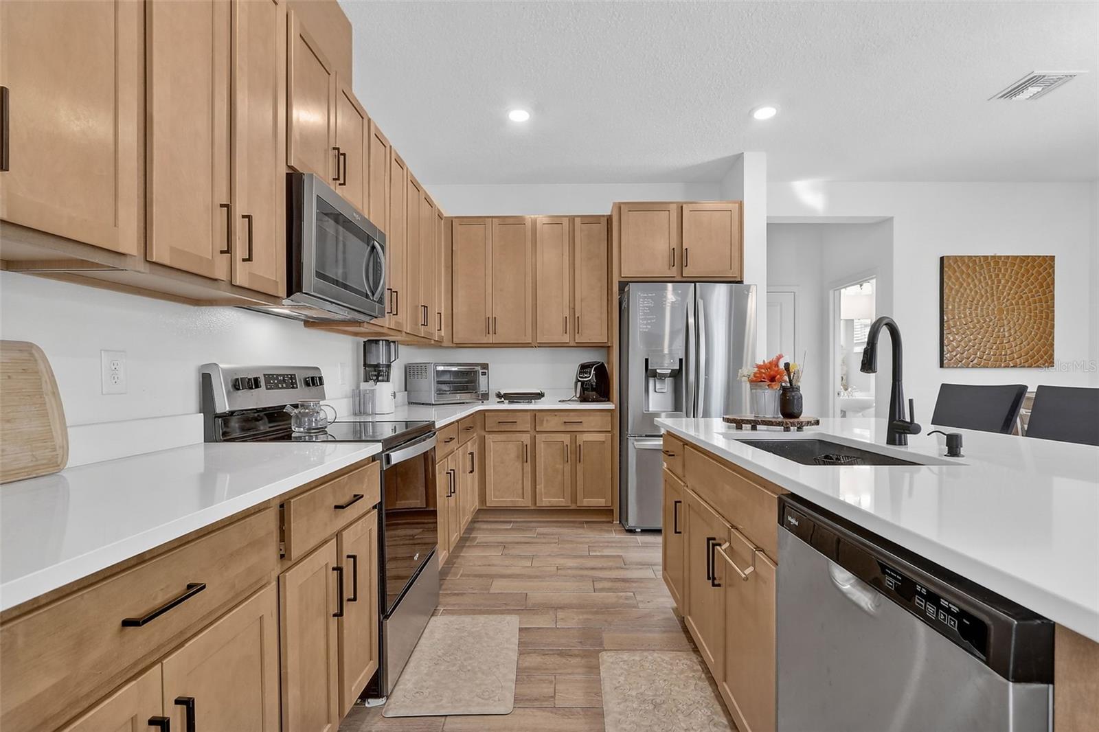 Listing photo id 14 for 1985 Burgundy Drive