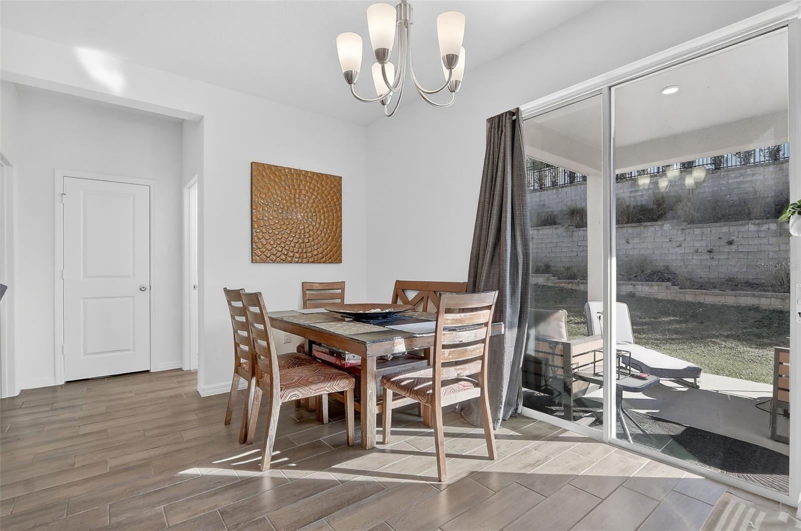 Listing photo id 15 for 1985 Burgundy Drive