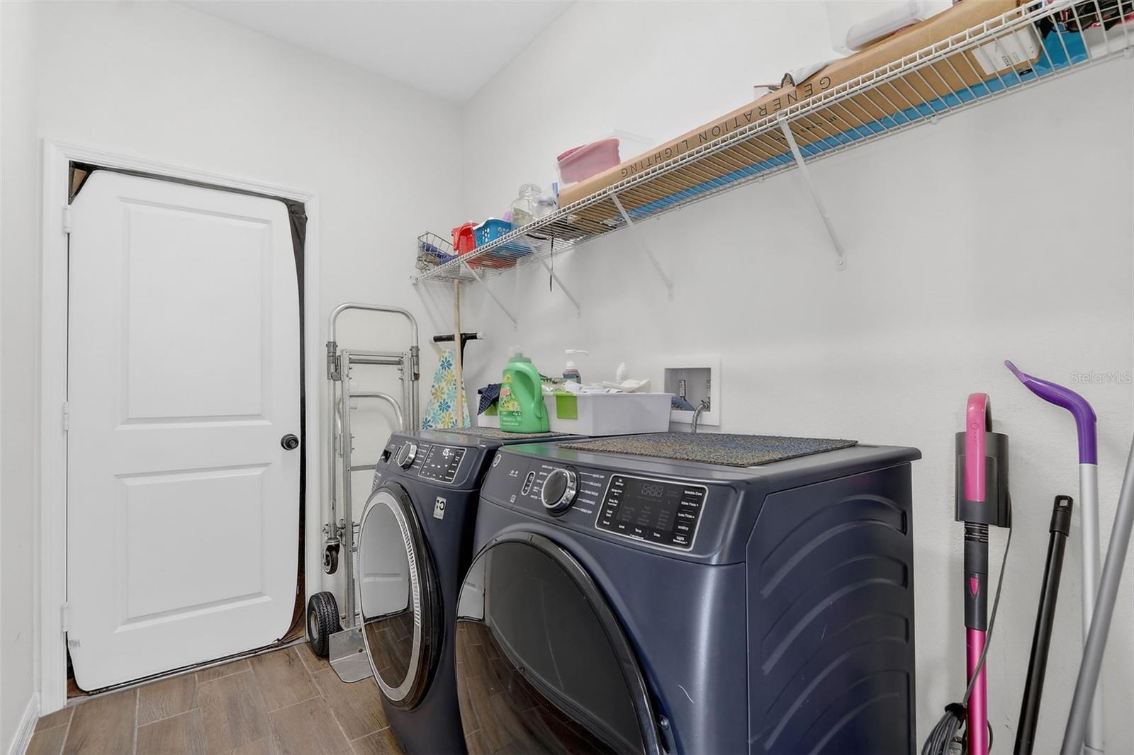 Listing photo id 17 for 1985 Burgundy Drive