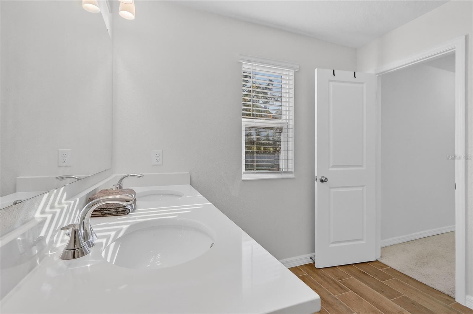 Listing photo id 34 for 1985 Burgundy Drive