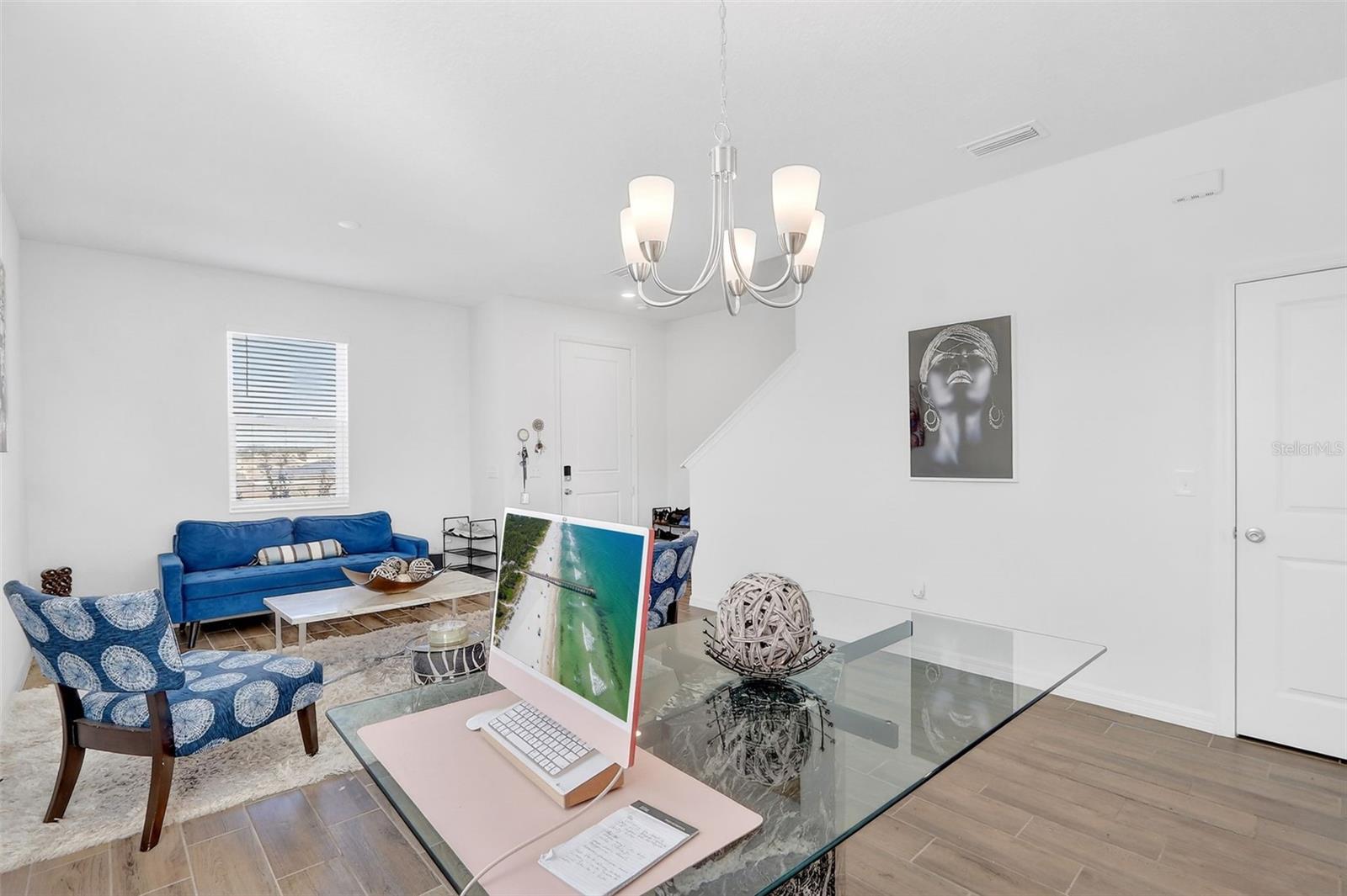 Listing photo id 7 for 1985 Burgundy Drive