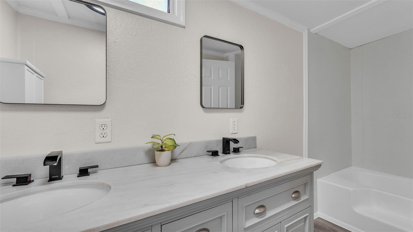 Image 22 of 34 For 3548 Shady Brooke Drive W