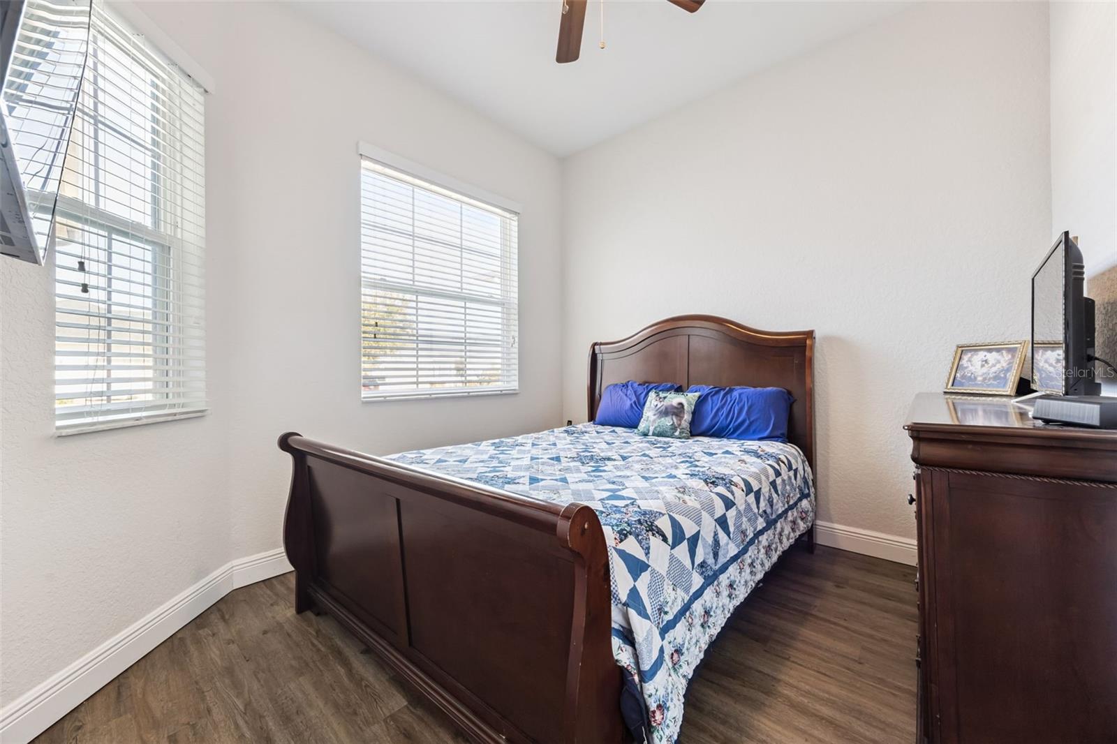 Image 8 of 22 For 2004 Winnipeg Way