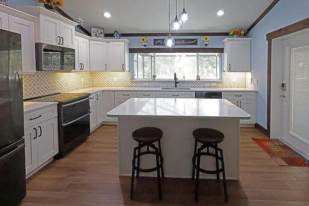 Image 7 of 38 For 21949 85th Loop