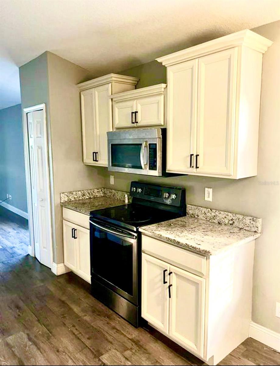 Image 7 of 12 For 984 Tavernier Circle Ne