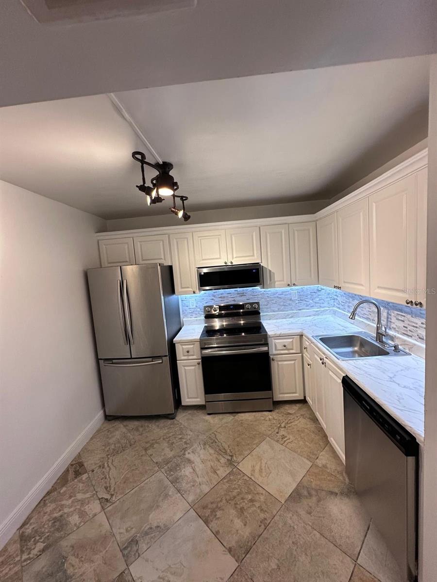 Image 15 of 26 For 721 Pine Island Road 401