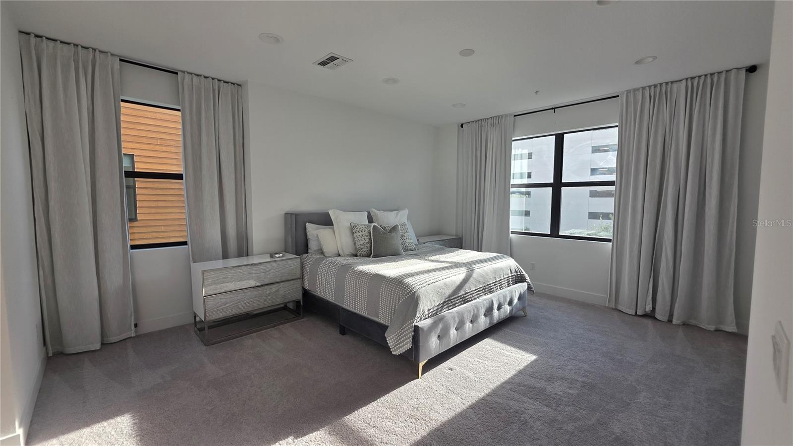 Image 17 of 51 For 2511 Grady Avenue 6