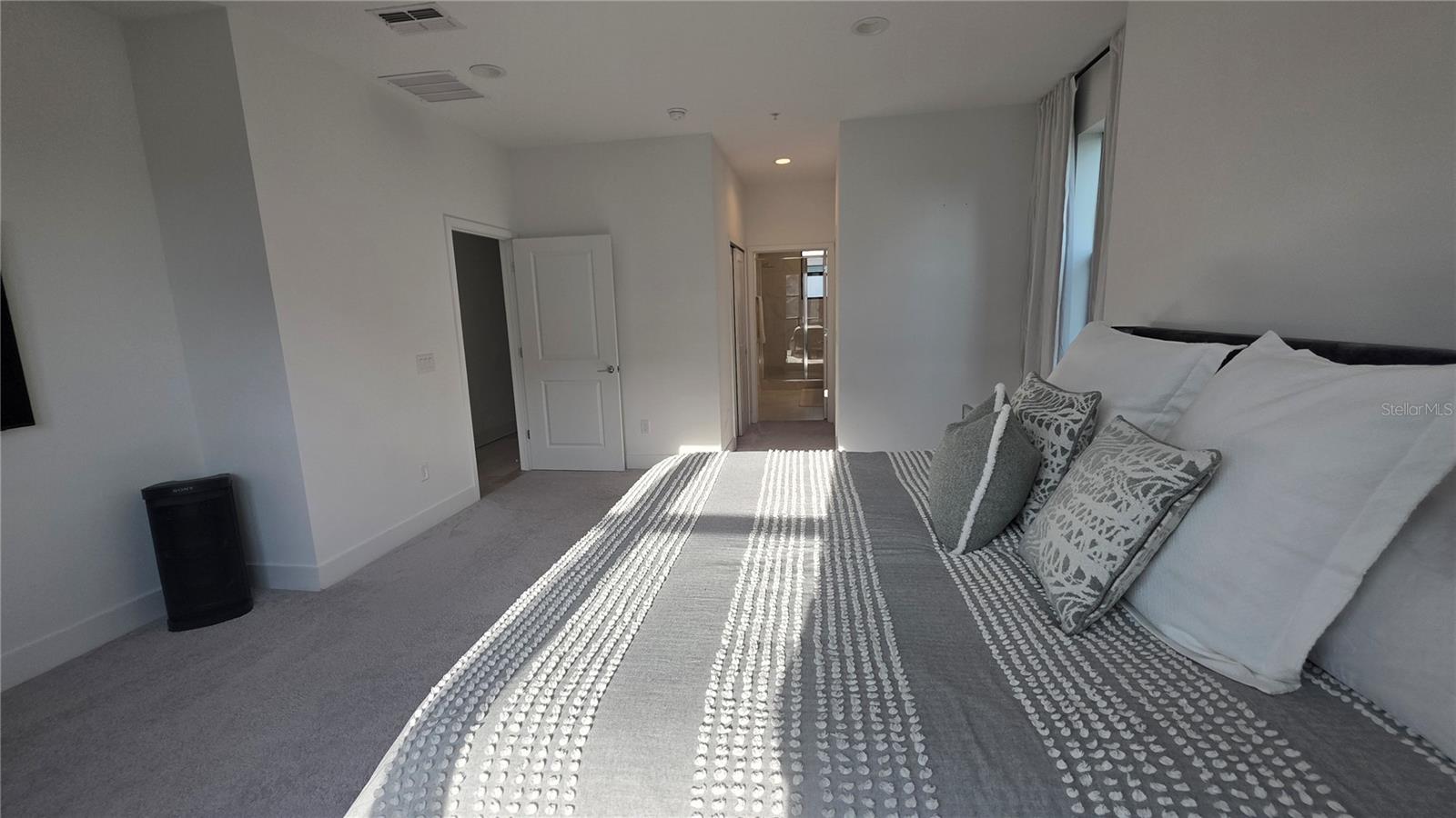 Image 19 of 51 For 2511 Grady Avenue 6