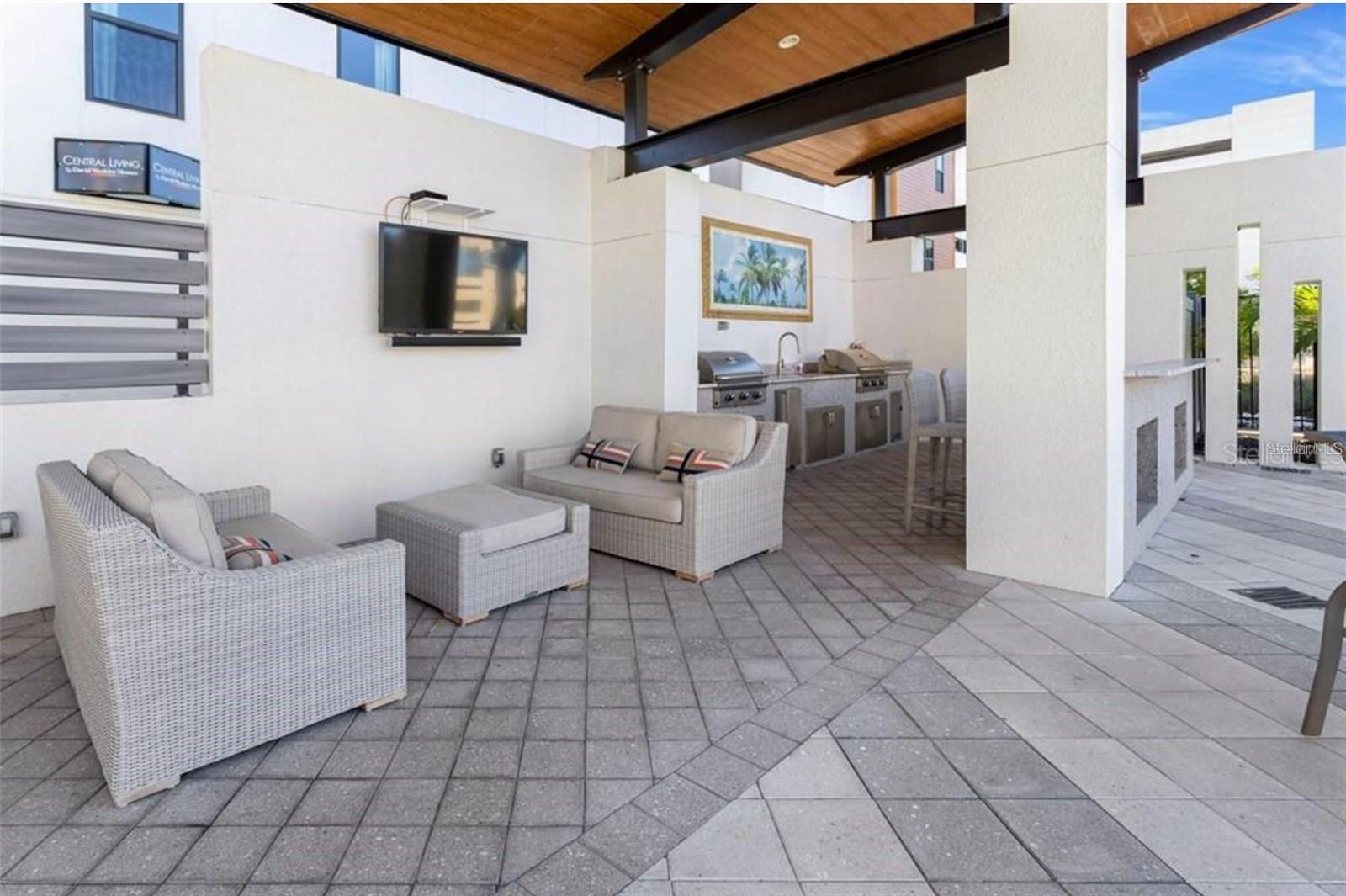 Image 5 of 32 For 2511 Grady Avenue 24