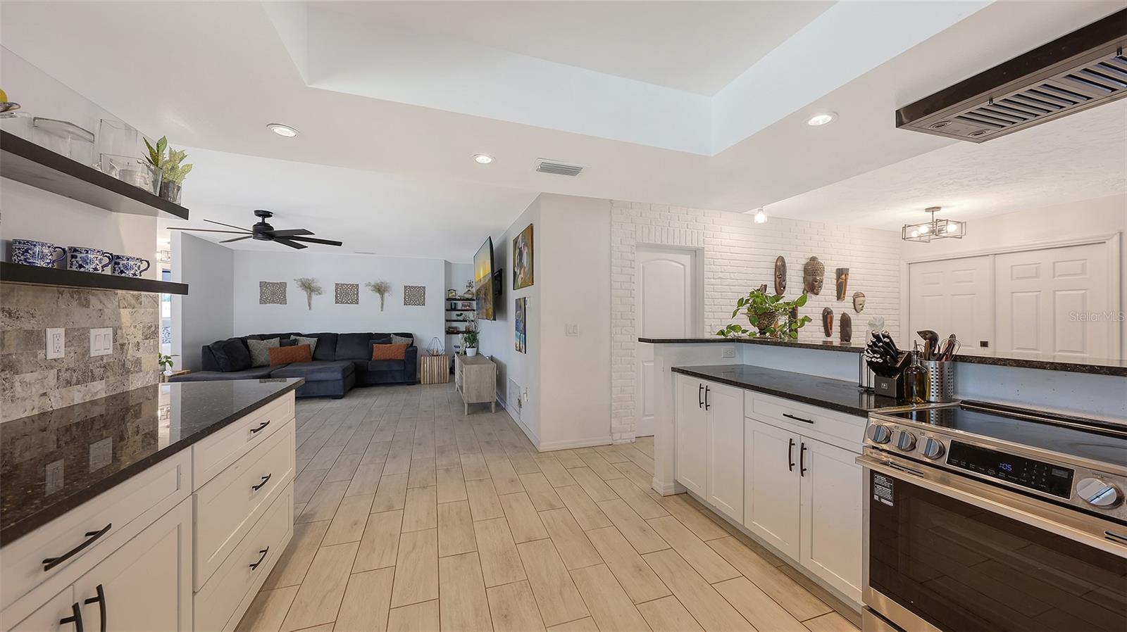 Listing photo id 8 for 589 Commonwealth Lane