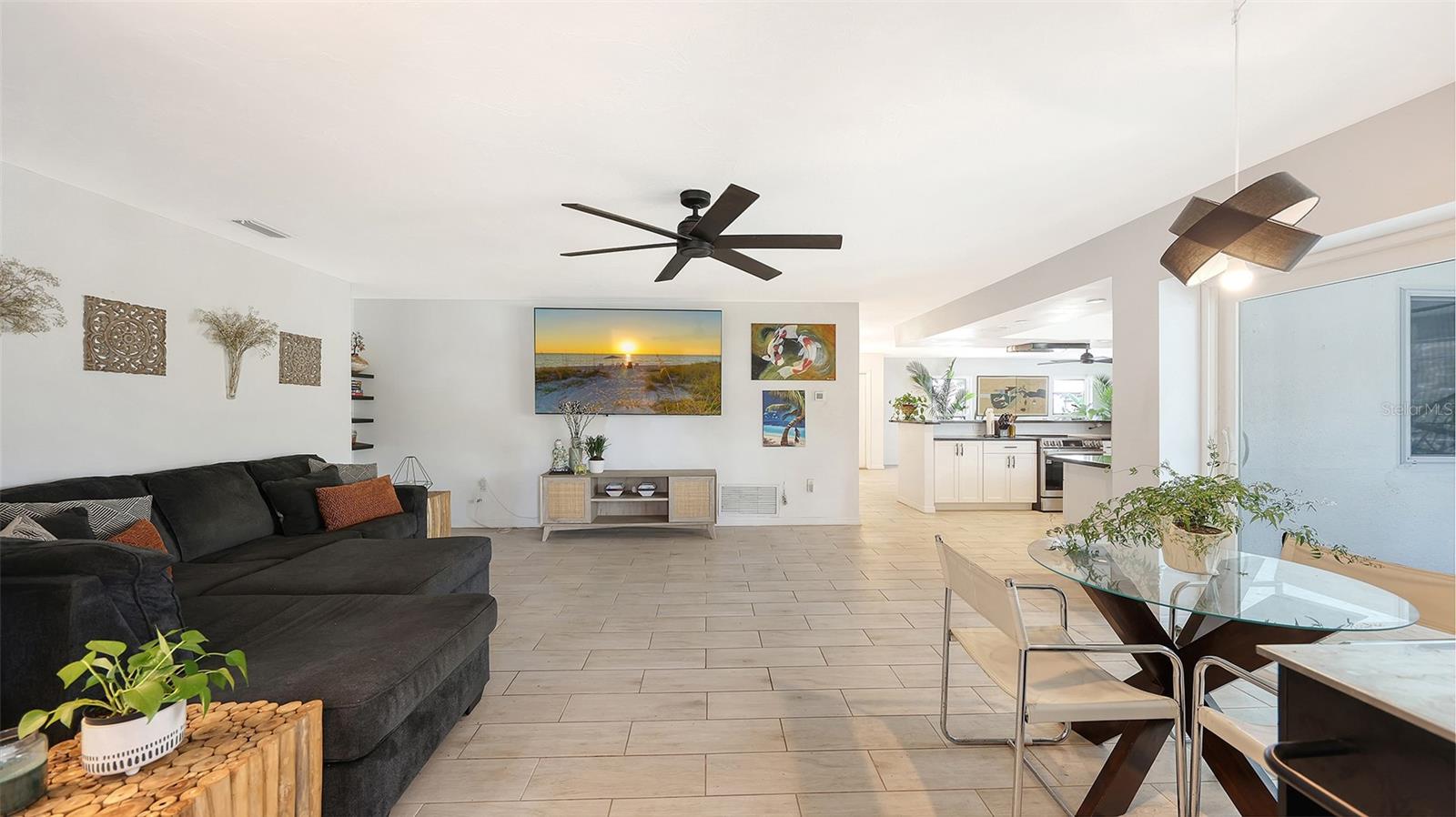 Listing photo id 11 for 589 Commonwealth Lane