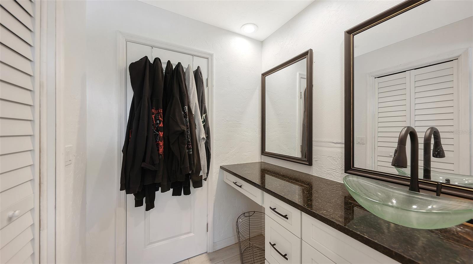 Listing photo id 15 for 589 Commonwealth Lane