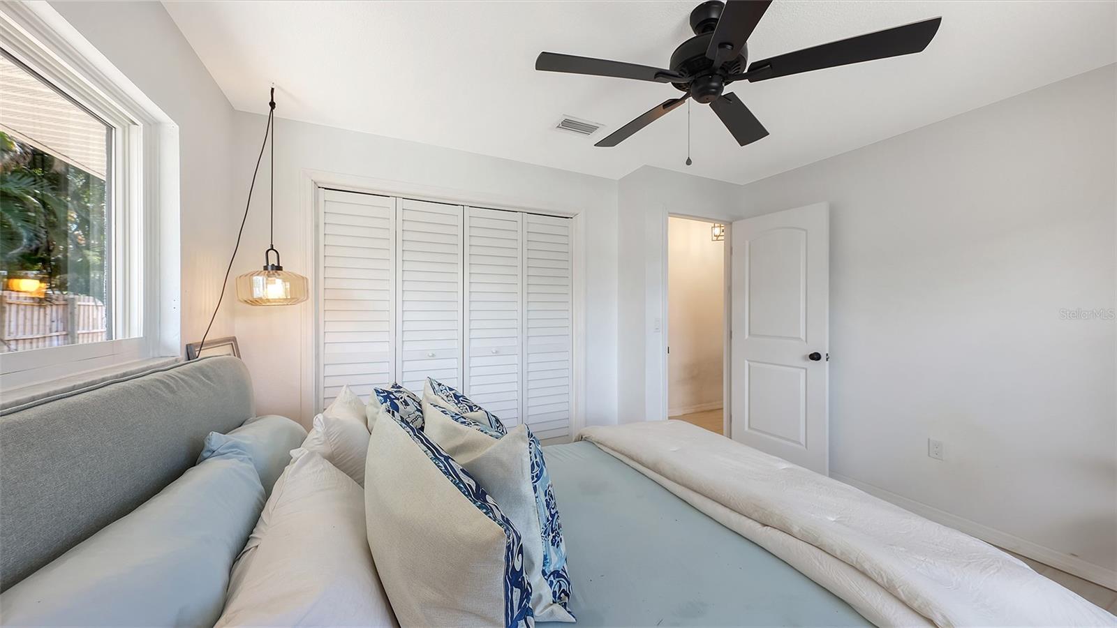 Listing photo id 17 for 589 Commonwealth Lane