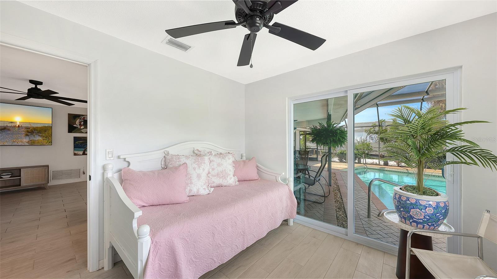 Listing photo id 19 for 589 Commonwealth Lane