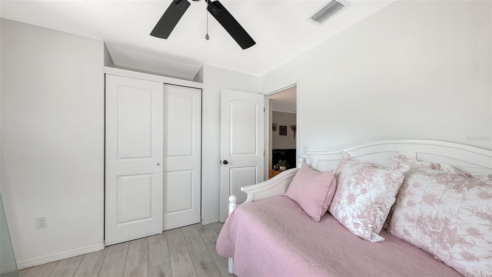 Listing photo id 21 for 589 Commonwealth Lane
