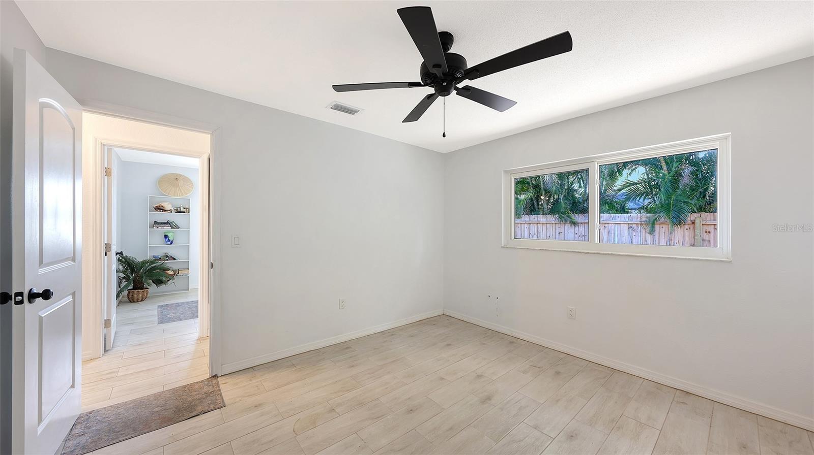 Listing photo id 24 for 589 Commonwealth Lane