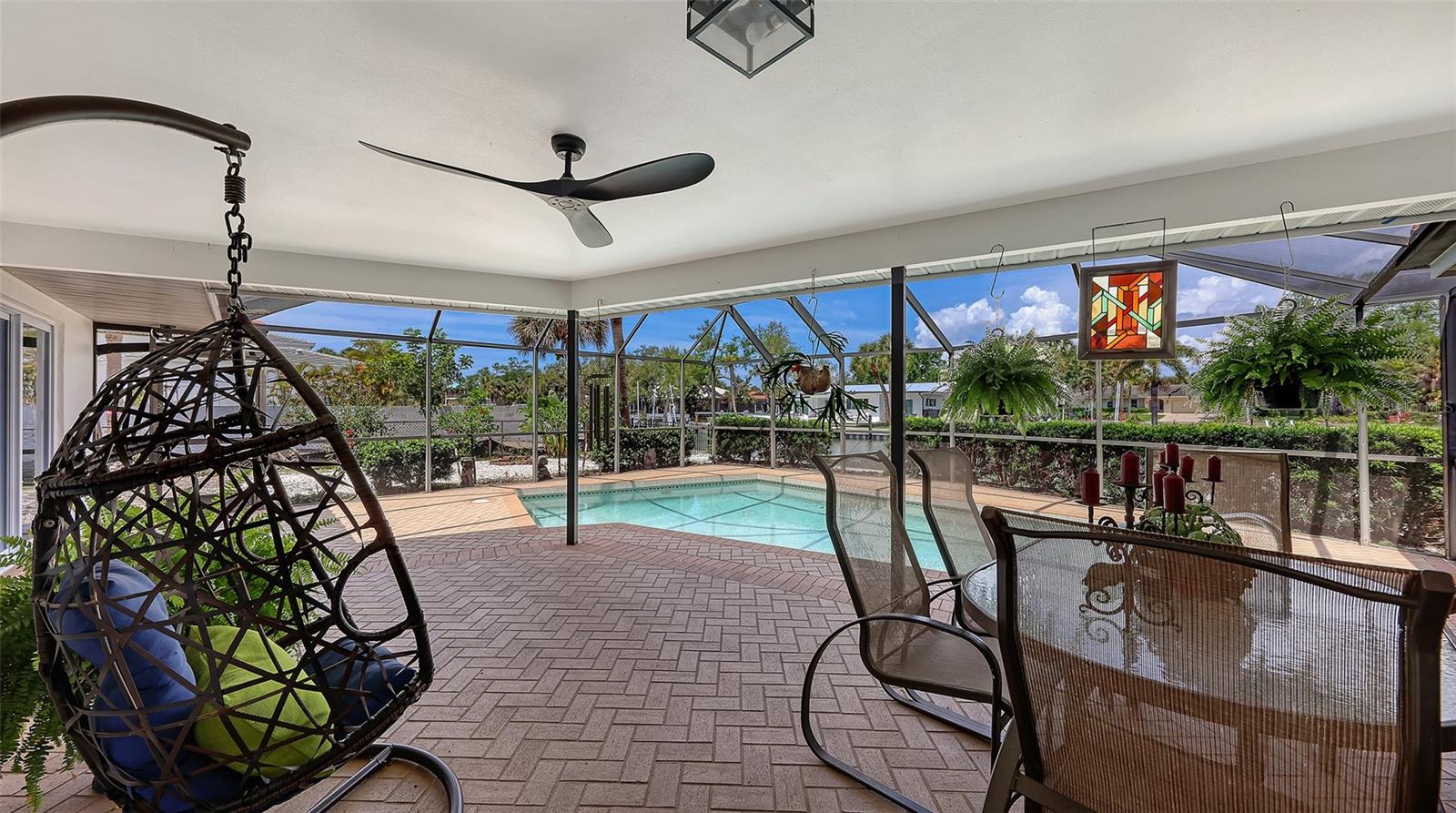 Listing photo id 26 for 589 Commonwealth Lane