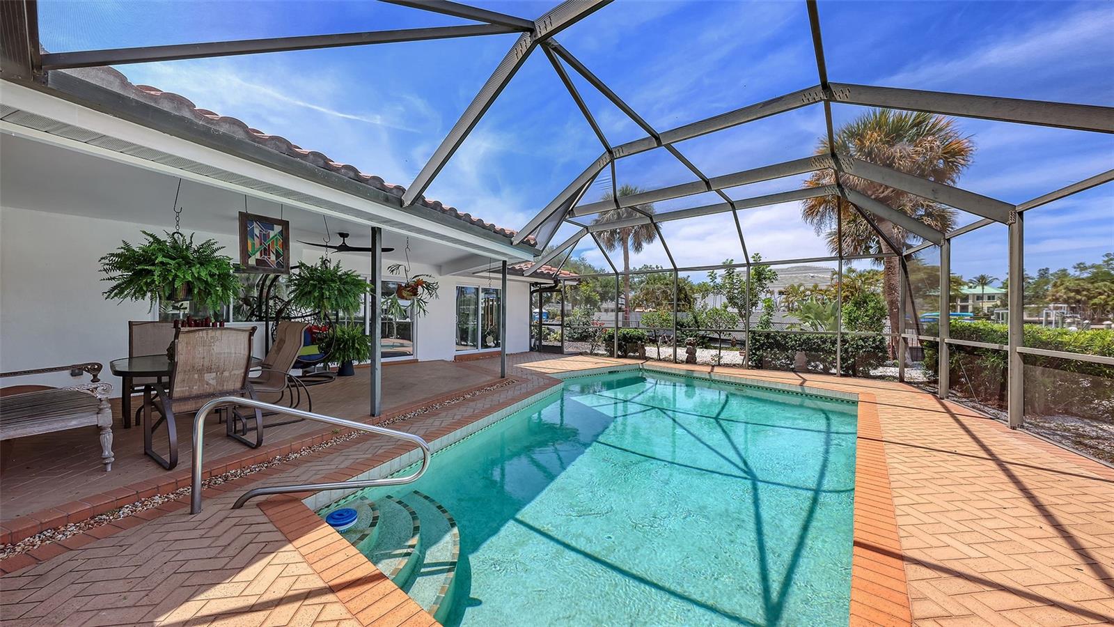 Listing photo id 30 for 589 Commonwealth Lane