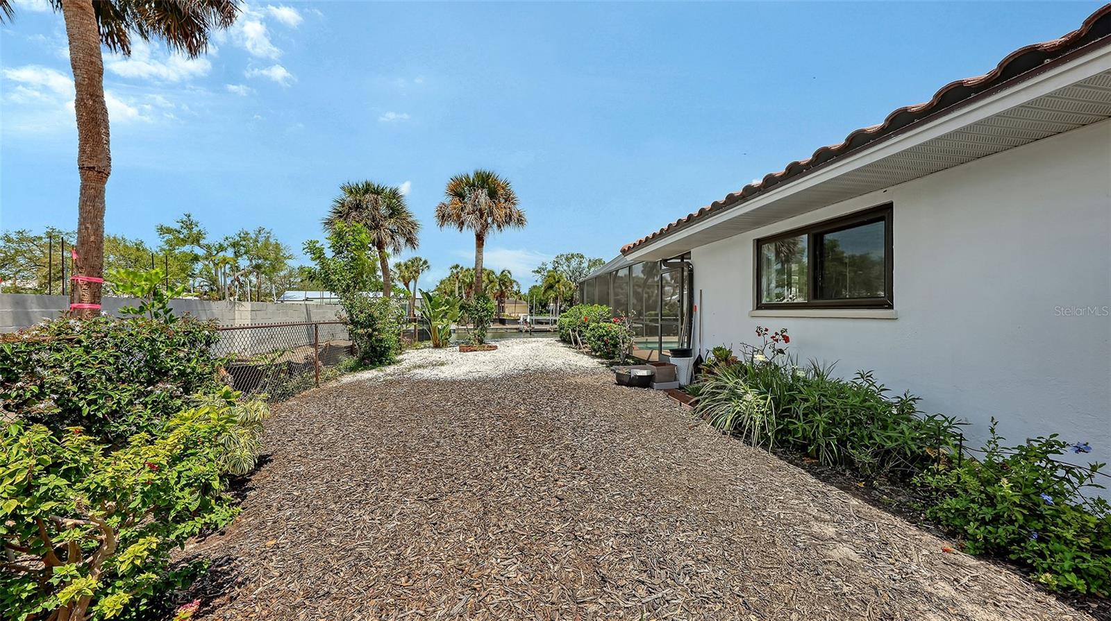 Listing photo id 31 for 589 Commonwealth Lane
