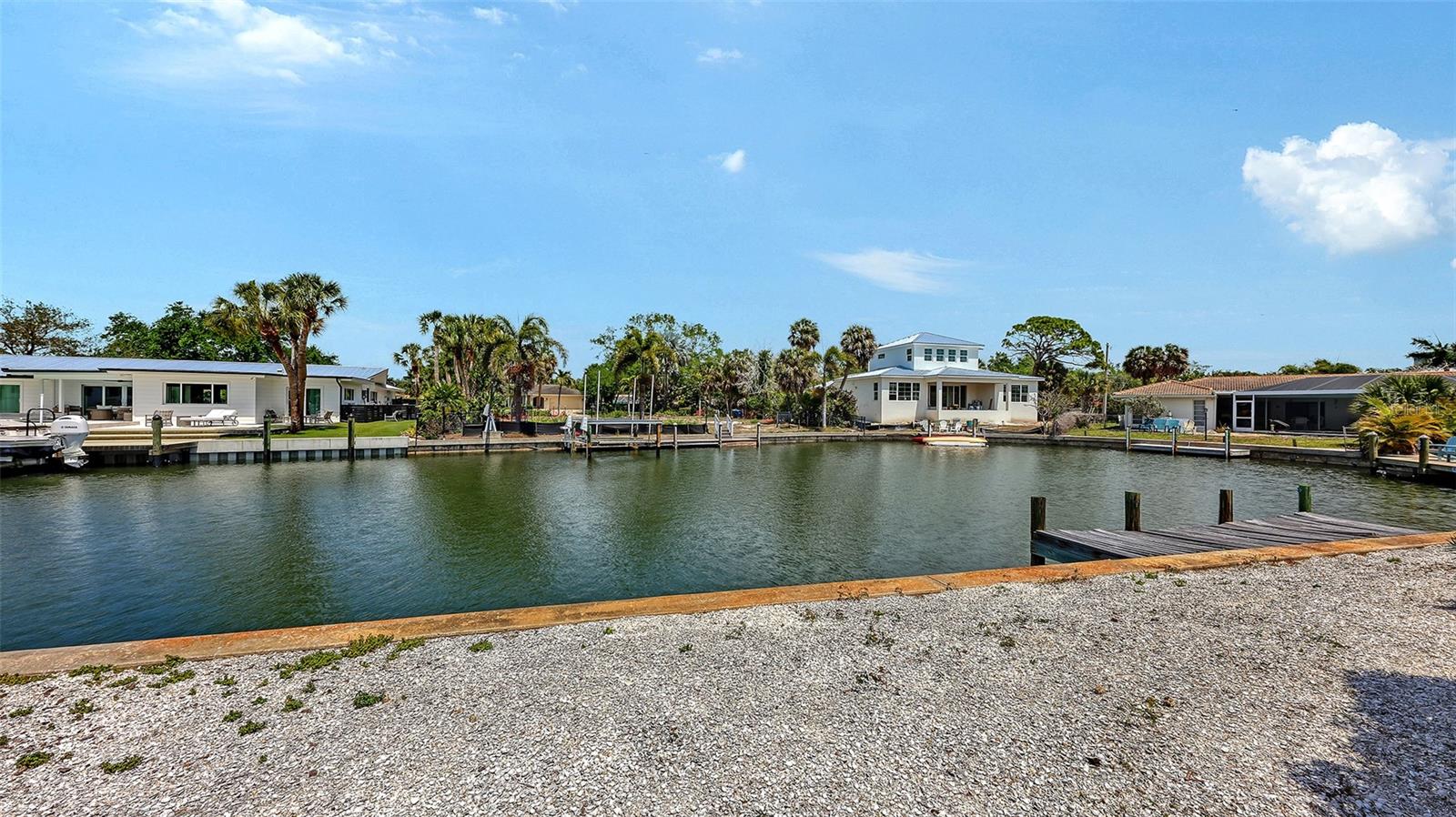 Listing photo id 32 for 589 Commonwealth Lane