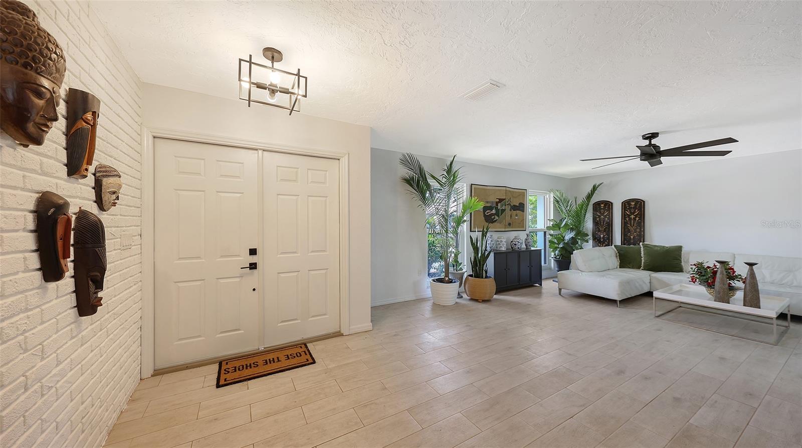 Listing photo id 2 for 589 Commonwealth Lane
