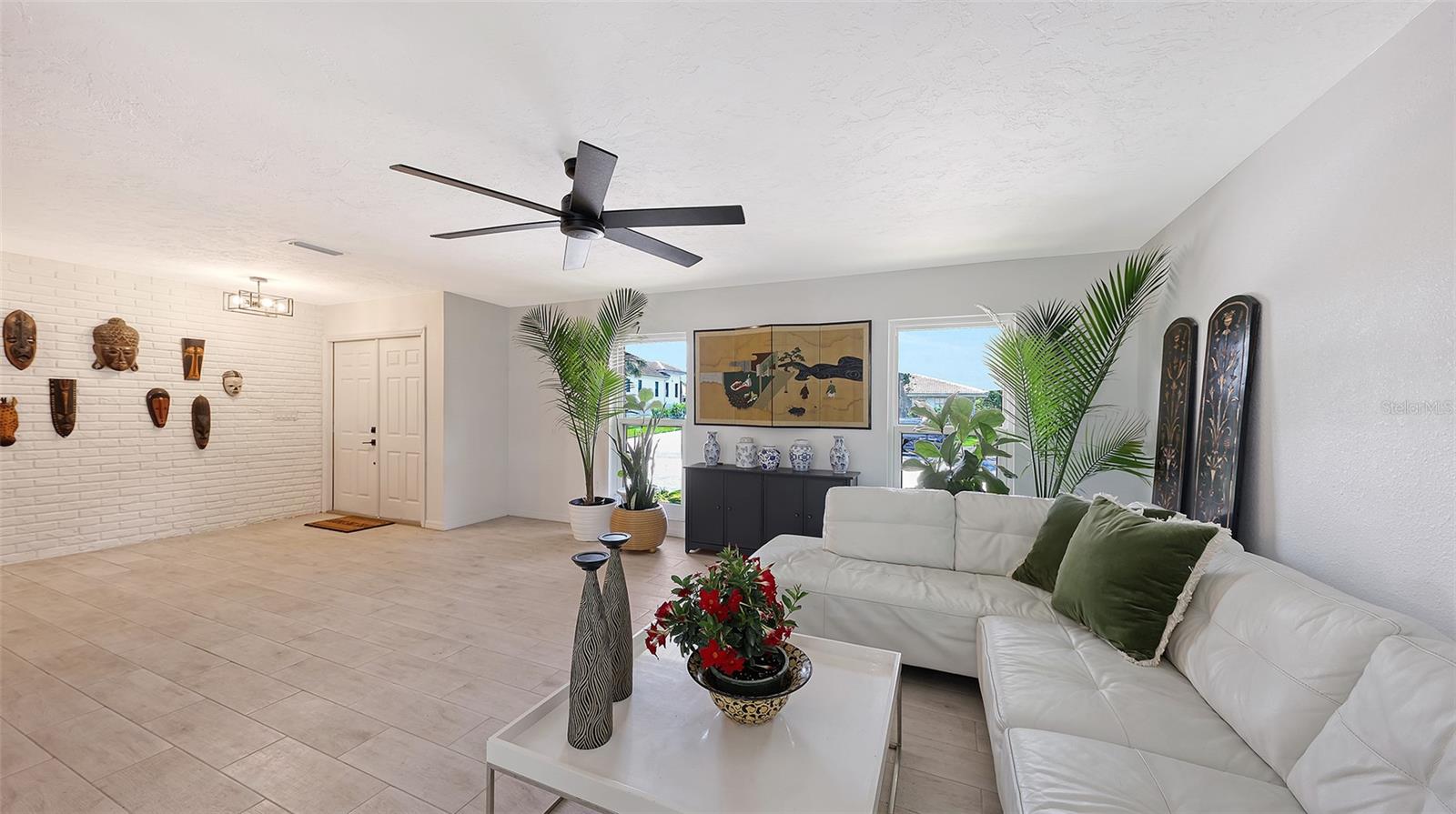 Listing photo id 3 for 589 Commonwealth Lane