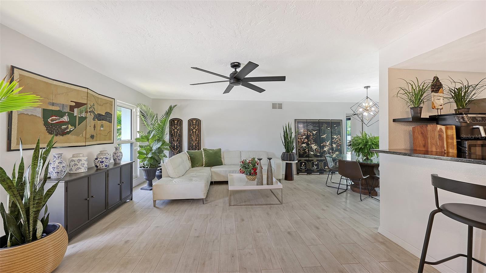 Listing photo id 4 for 589 Commonwealth Lane