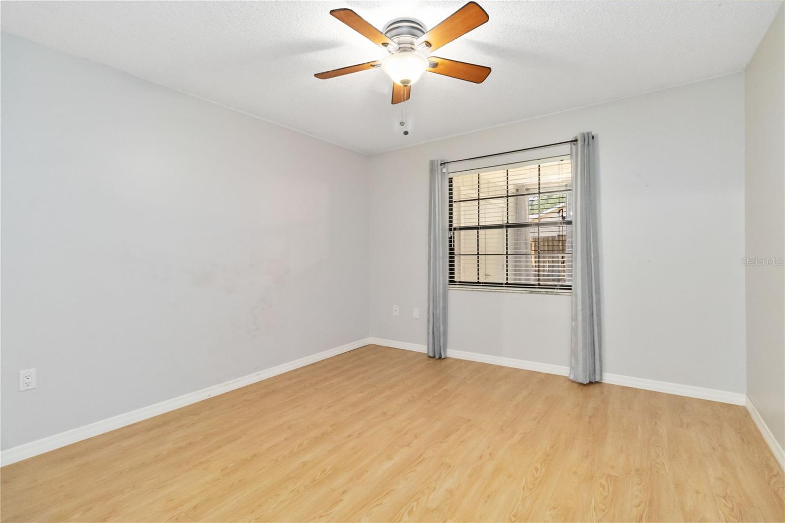 Image 21 of 30 For 3528 Bay Ct  