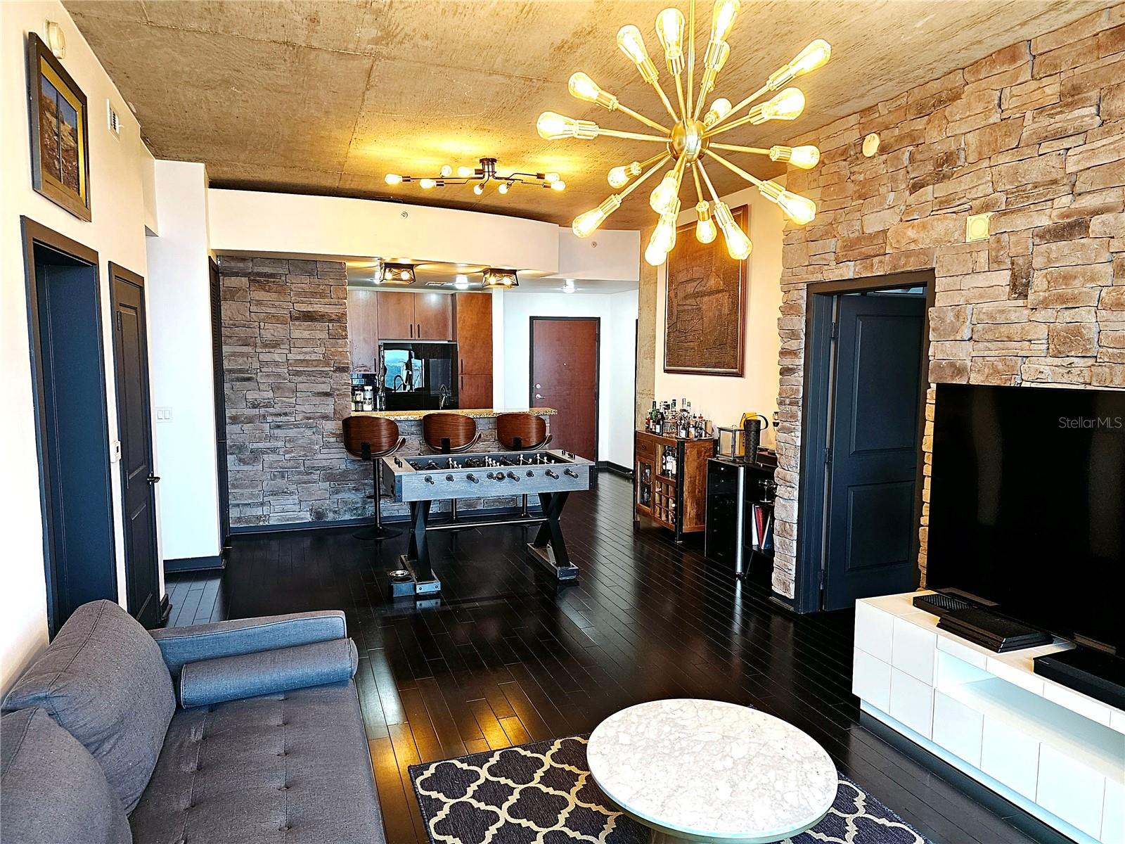 Image 3 of 9 For 155 Court Avenue 1605