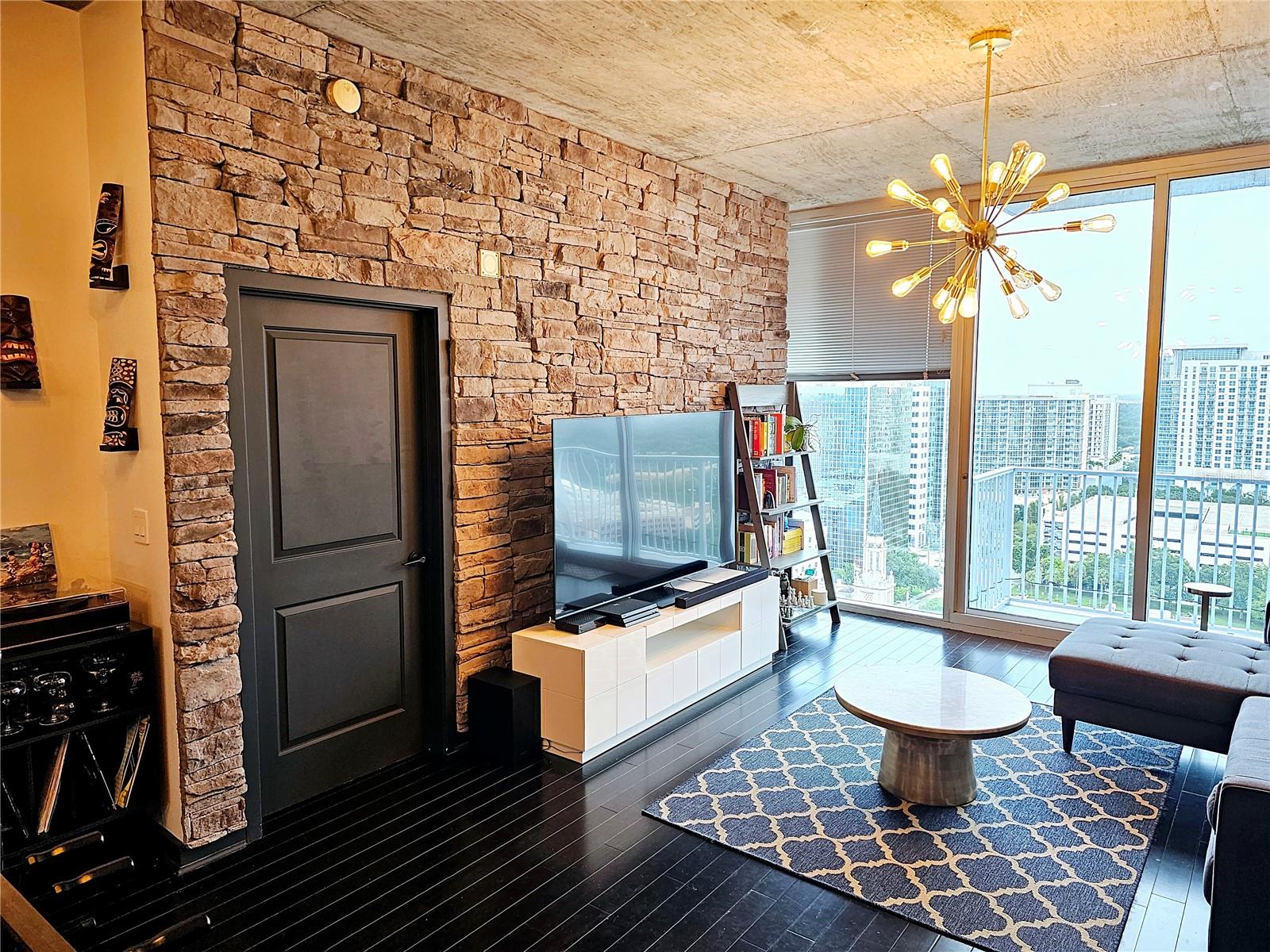 Image 5 of 9 For 155 Court Avenue 1605