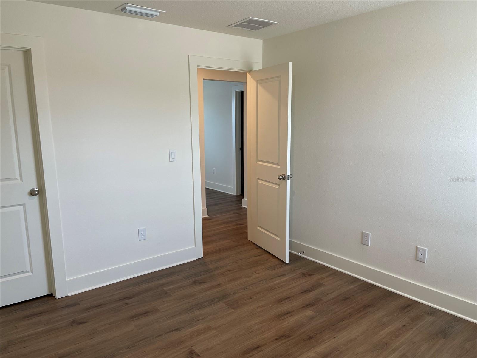 Listing photo id 10 for 3809 Daybreak Run Loop