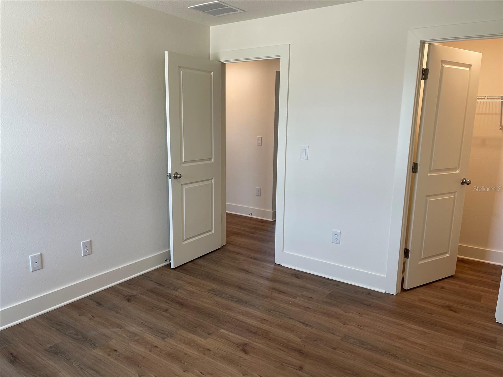 Listing photo id 11 for 3809 Daybreak Run Loop