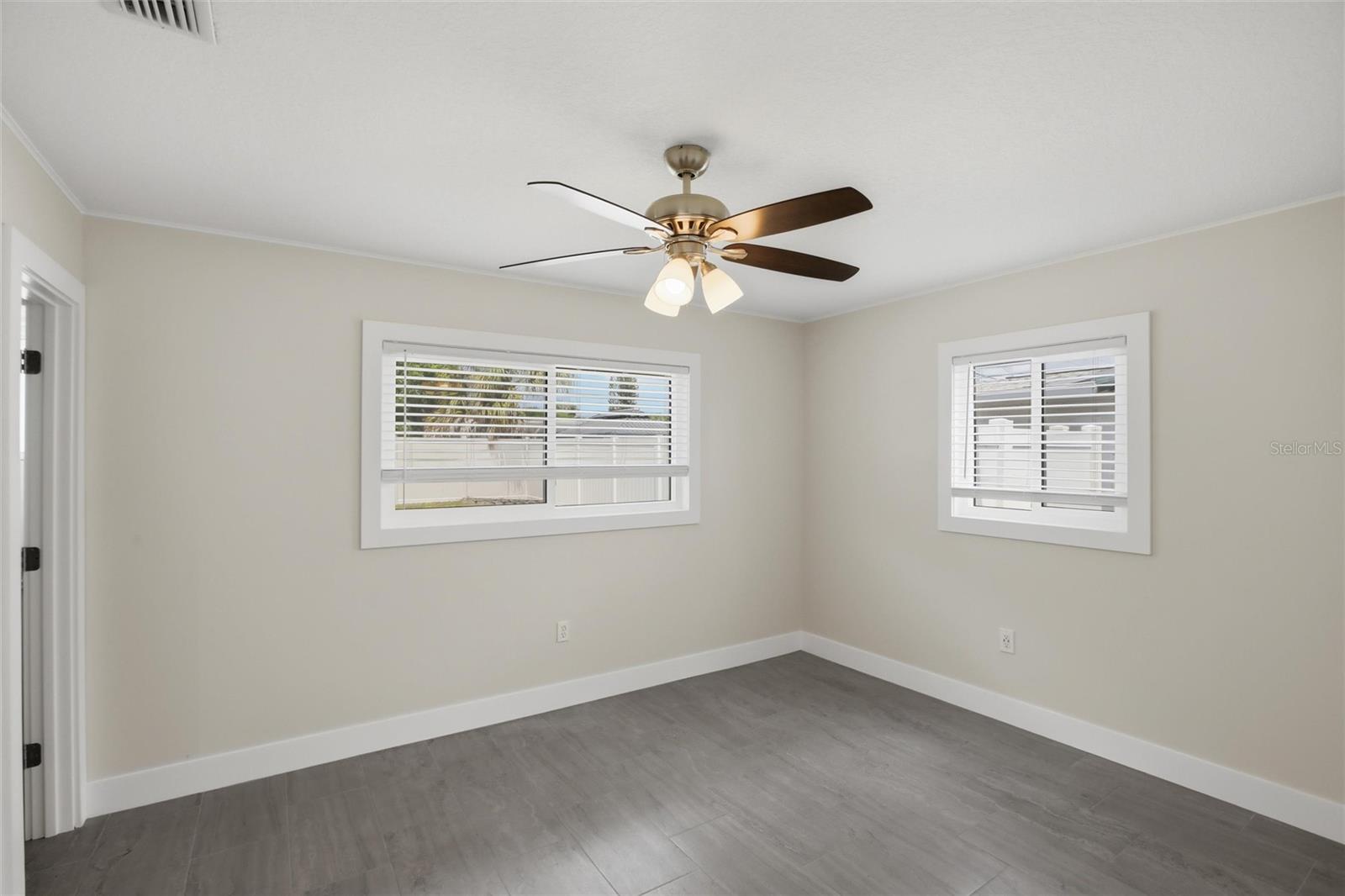 Image 14 of 39 For 3106 Oxford Drive W