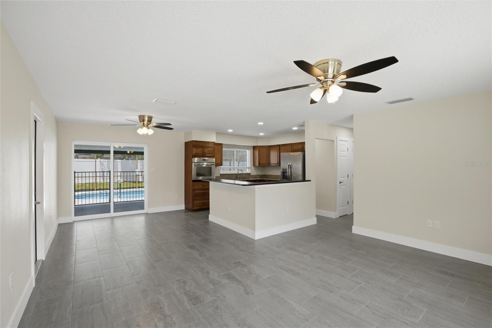 Image 8 of 39 For 3106 Oxford Drive W