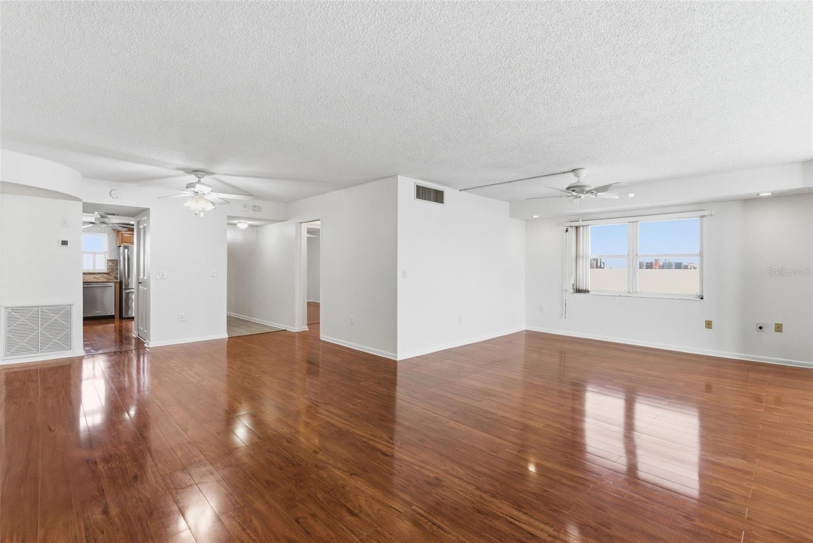 Image 11 of 71 For 5980 Shore Boulevard S 901