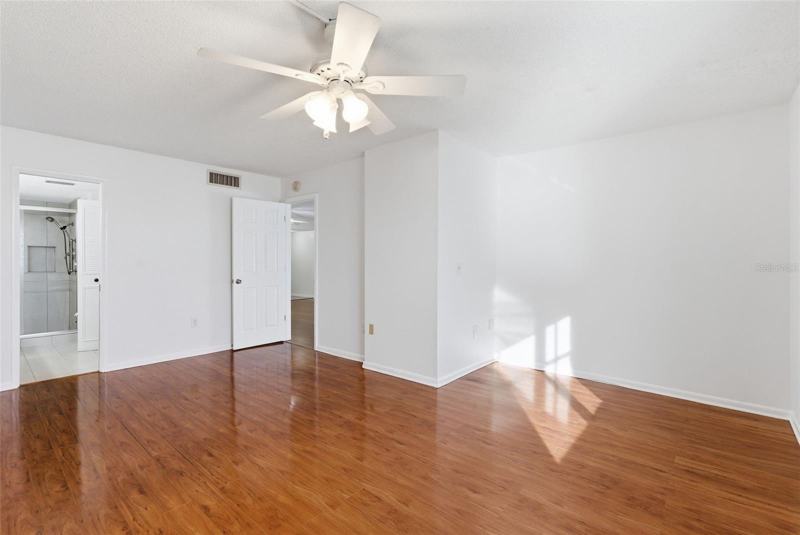 Image 19 of 71 For 5980 Shore Boulevard S 901