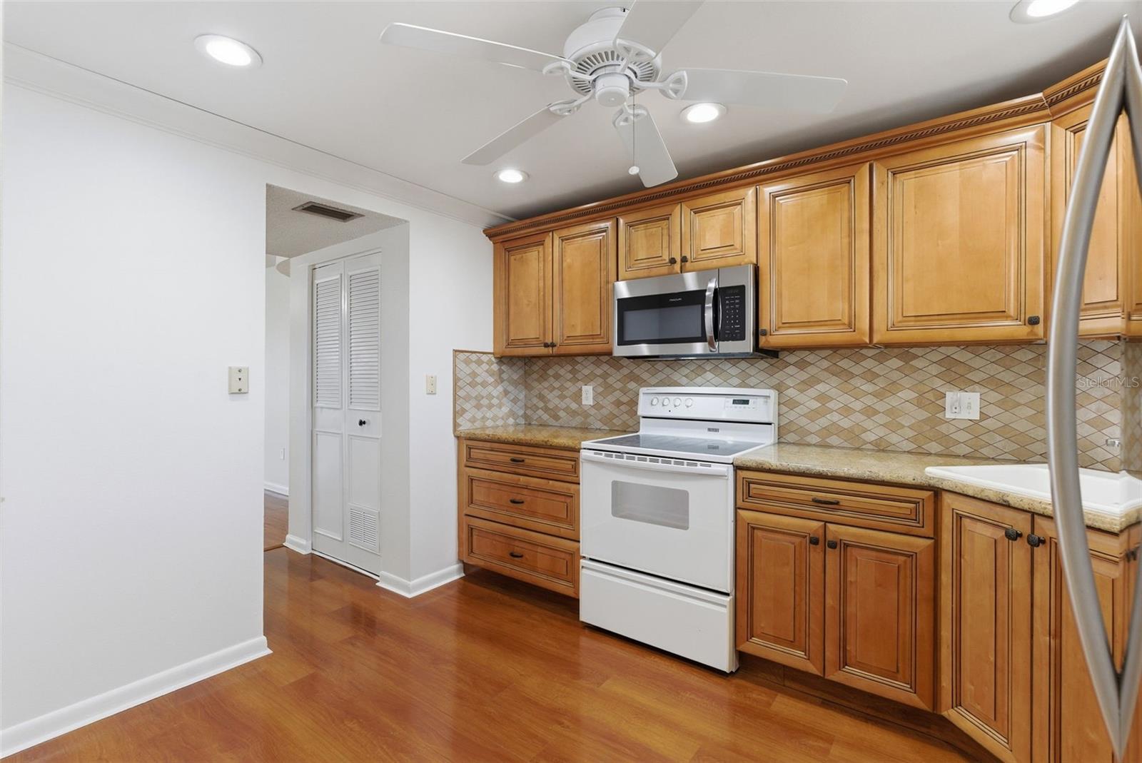 Image 6 of 71 For 5980 Shore Boulevard S 901