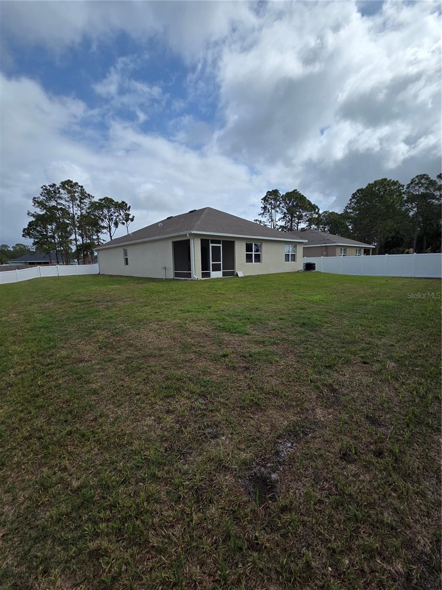 Image 2 of 21 For 466 Haleybury Street Sw