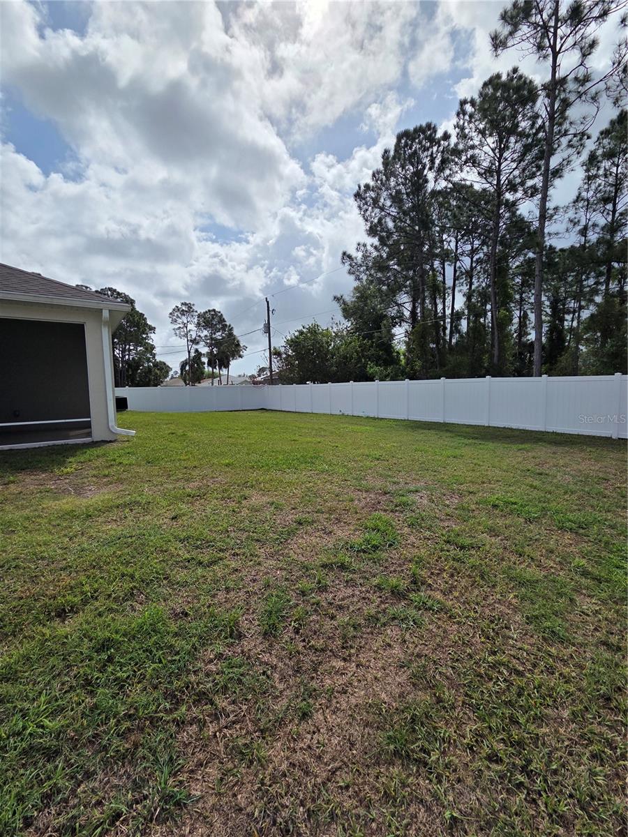 Image 3 of 21 For 466 Haleybury Street Sw